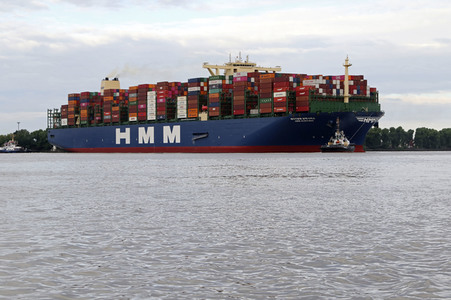 Das Containerschiff HMM Algeciras bei seiner Ankunft in Hamburg