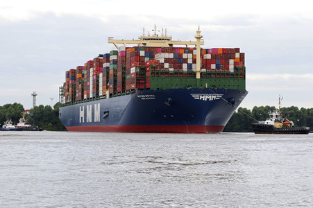 Das Containerschiff HMM Algeciras bei seiner Ankunft in Hamburg