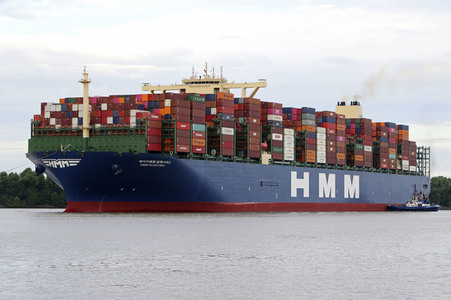 Das Containerschiff HMM Algeciras bei seiner Ankunft in Hamburg