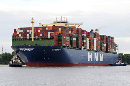 Das Containerschiff HMM Algeciras bei seiner Ankunft in Hamburg