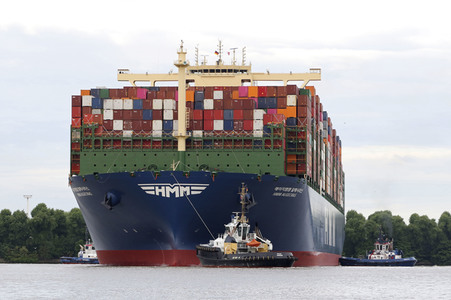 Das Containerschiff HMM Algeciras bei seiner Ankunft in Hamburg