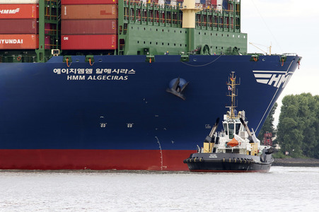 Das Containerschiff HMM Algeciras bei seiner Ankunft in Hamburg