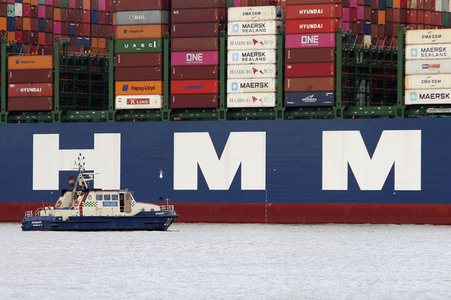 Das Containerschiff HMM Algeciras bei seiner Ankunft in Hamburg