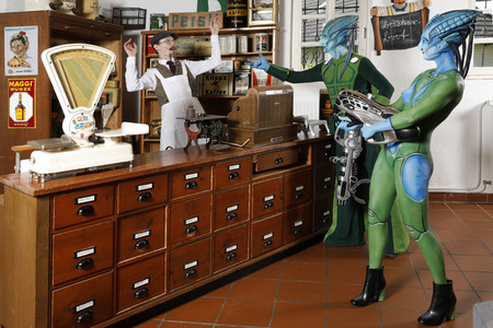 GEEK ART: Aliens besuchen Einkaufsladen auf der Erde / Aliens Visit Corner Shop on Earth - Bodypainting