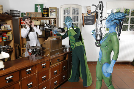 GEEK ART: Aliens besuchen Einkaufsladen auf der Erde / Aliens Visit Corner Shop on Earth - Bodypainting