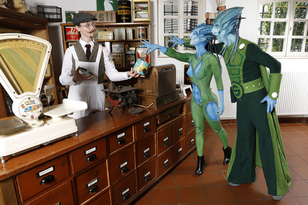 GEEK ART: Aliens besuchen Einkaufsladen auf der Erde / Aliens Visit Corner Shop on Earth - Bodypainting
