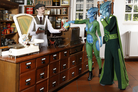 GEEK ART: Aliens besuchen Einkaufsladen auf der Erde / Aliens Visit Corner Shop on Earth - Bodypainting