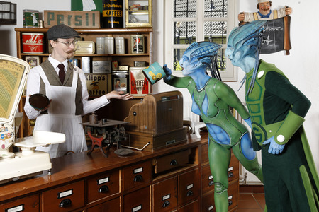 GEEK ART: Aliens besuchen Einkaufsladen auf der Erde / Aliens Visit Corner Shop on Earth - Bodypainting