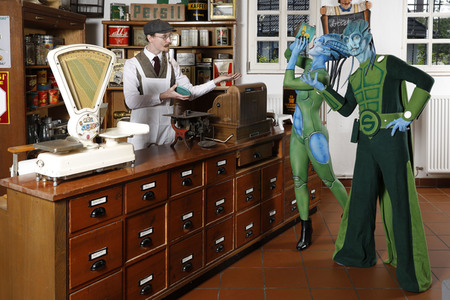 GEEK ART: Aliens besuchen Einkaufsladen auf der Erde / Aliens Visit Corner Shop on Earth - Bodypainting