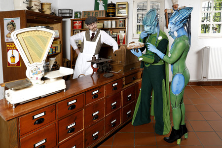 GEEK ART: Aliens besuchen Einkaufsladen auf der Erde / Aliens Visit Corner Shop on Earth - Bodypainting