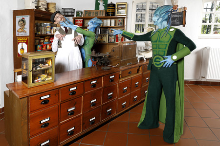 GEEK ART: Aliens besuchen Einkaufsladen auf der Erde / Aliens Visit Corner Shop on Earth - Bodypainting