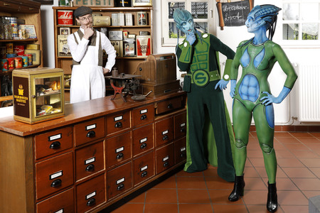 GEEK ART: Aliens besuchen Einkaufsladen auf der Erde / Aliens Visit Corner Shop on Earth - Bodypainting