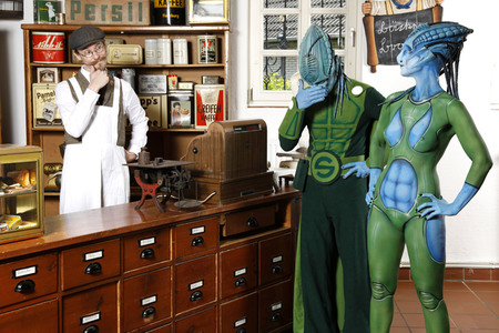 GEEK ART: Aliens besuchen Einkaufsladen auf der Erde / Aliens Visit Corner Shop on Earth - Bodypainting