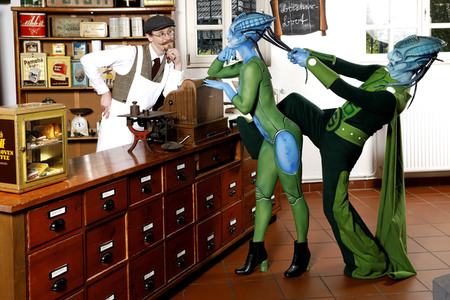 GEEK ART: Aliens besuchen Einkaufsladen auf der Erde / Aliens Visit Corner Shop on Earth - Bodypainting