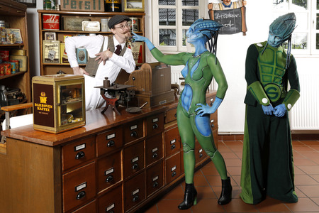 GEEK ART: Aliens besuchen Einkaufsladen auf der Erde / Aliens Visit Corner Shop on Earth - Bodypainting