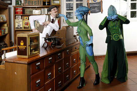 GEEK ART: Aliens besuchen Einkaufsladen auf der Erde / Aliens Visit Corner Shop on Earth - Bodypainting