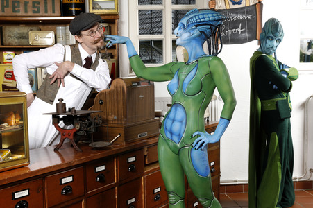 GEEK ART: Aliens besuchen Einkaufsladen auf der Erde / Aliens Visit Corner Shop on Earth - Bodypainting