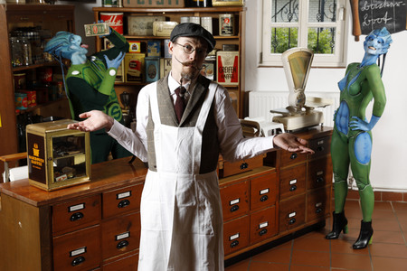 GEEK ART: Aliens besuchen Einkaufsladen auf der Erde / Aliens Visit Corner Shop on Earth - Bodypainting