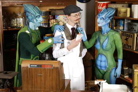 GEEK ART: Aliens besuchen Einkaufsladen auf der Erde / Aliens Visit Corner Shop on Earth - Bodypainting