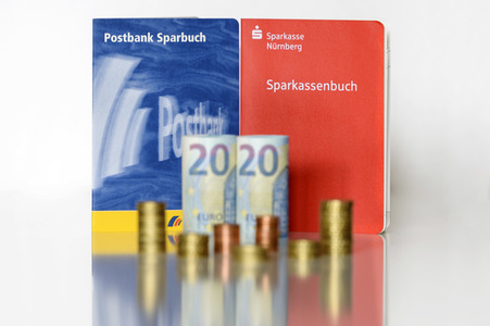 Symbolfoto Sparbuch