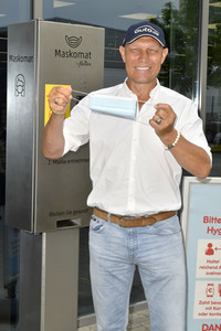 Präsentation des ersten Maskenautomaten in Berlin