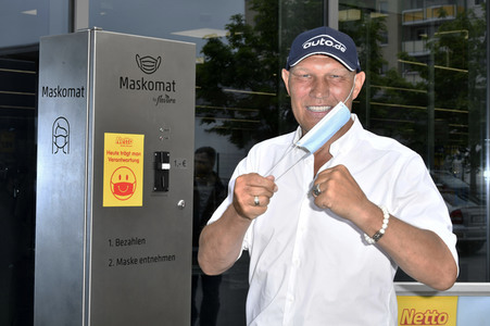 Präsentation des ersten Maskenautomaten in Berlin