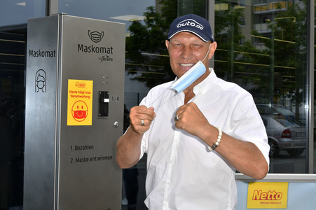 Präsentation des ersten Maskenautomaten in Berlin