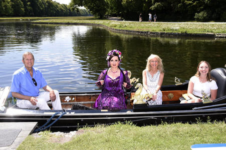 Gondelfahrt mit Prominenten in München