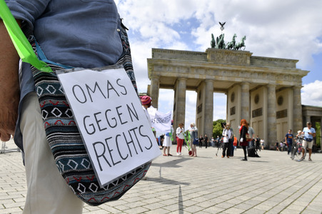 Menschenkette gegen Rassismus in Berlin