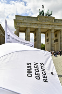 Menschenkette gegen Rassismus in Berlin