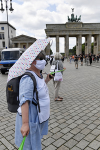 Menschenkette gegen Rassismus in Berlin