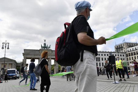 Menschenkette gegen Rassismus in Berlin