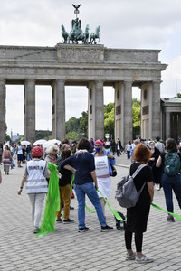 Menschenkette gegen Rassismus in Berlin