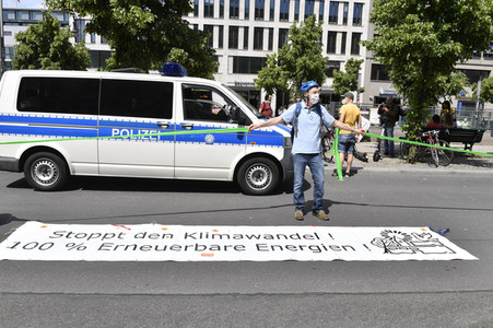 Menschenkette gegen Rassismus in Berlin