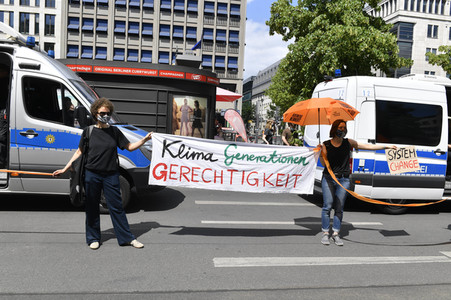 Menschenkette gegen Rassismus in Berlin