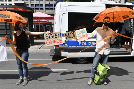 Menschenkette gegen Rassismus in Berlin