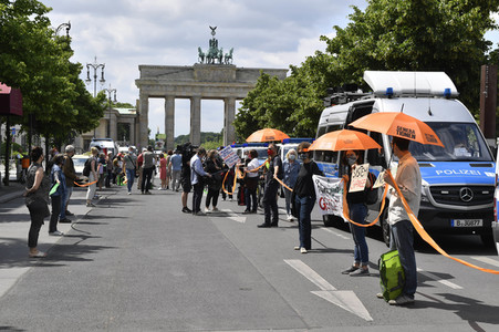 Menschenkette gegen Rassismus in Berlin