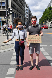 Menschenkette gegen Rassismus in Berlin