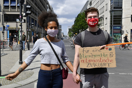 Menschenkette gegen Rassismus in Berlin