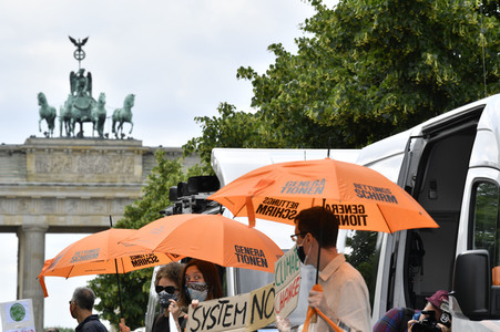 Menschenkette gegen Rassismus in Berlin