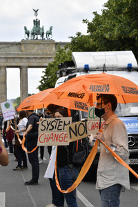 Menschenkette gegen Rassismus in Berlin