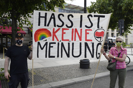 Menschenkette gegen Rassismus in Berlin