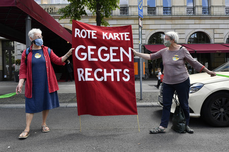 Menschenkette gegen Rassismus in Berlin