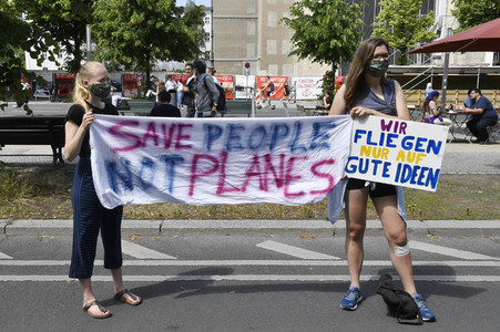 Menschenkette gegen Rassismus in Berlin