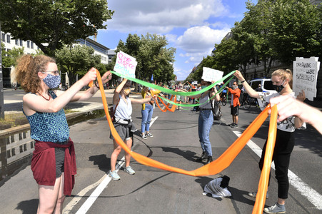 Menschenkette gegen Rassismus in Berlin