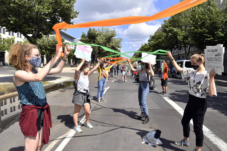 Menschenkette gegen Rassismus in Berlin