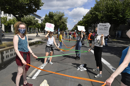 Menschenkette gegen Rassismus in Berlin