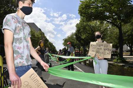 Menschenkette gegen Rassismus in Berlin