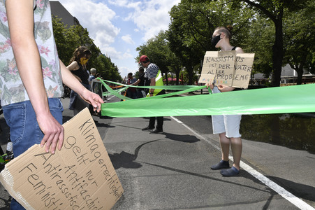 Menschenkette gegen Rassismus in Berlin