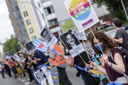 Menschenkette gegen Rassismus in Berlin